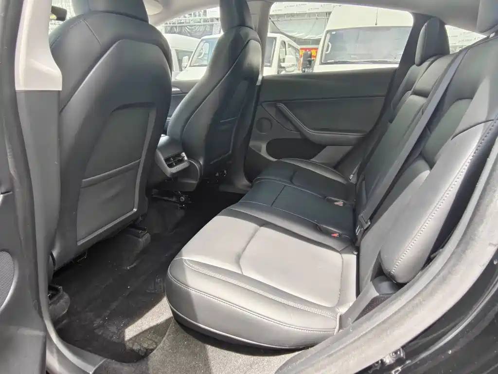 Tesla Model Y — миниатюра 7