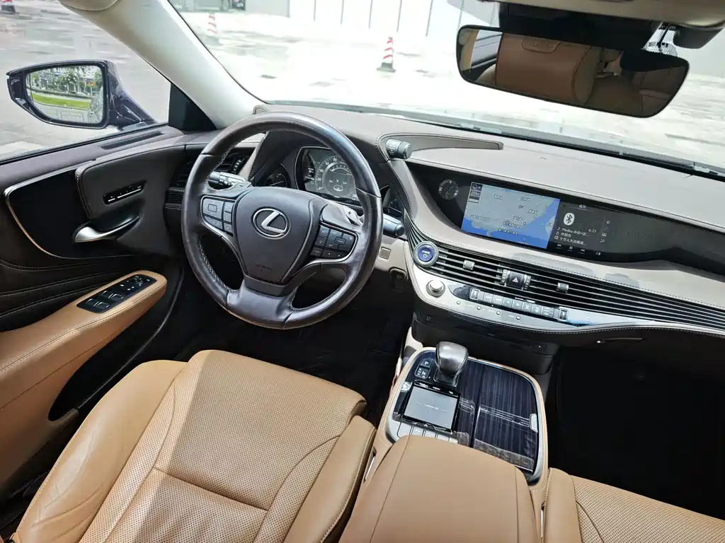Lexus LS — миниатюра 11