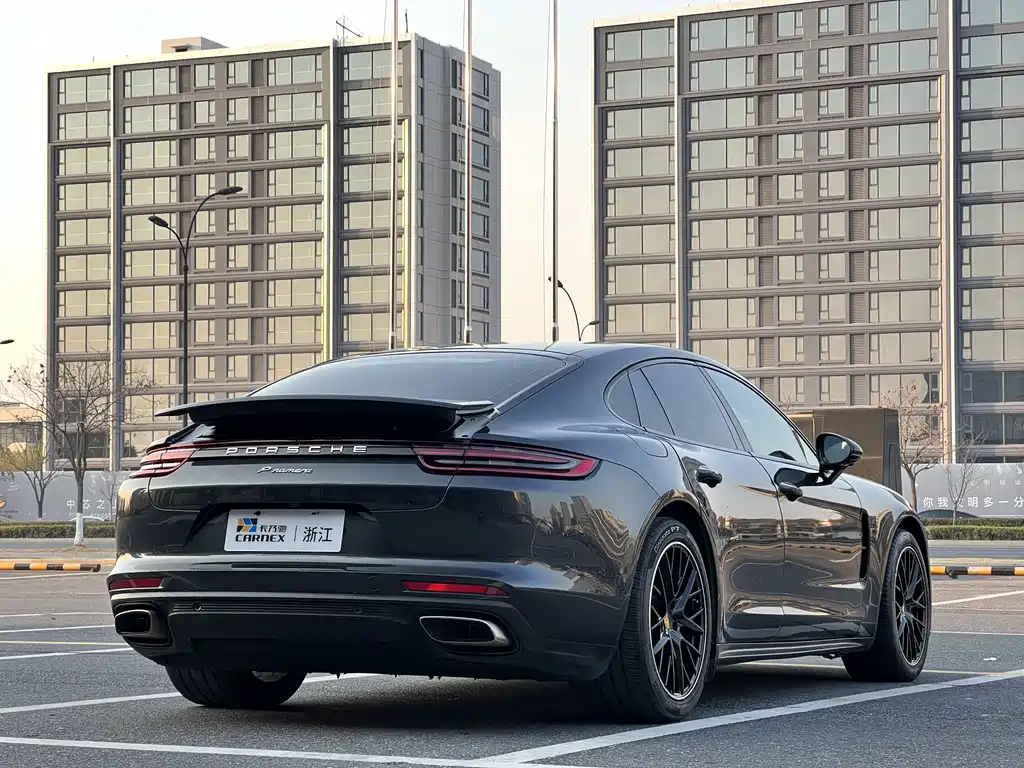 PORSCHE PANAMERA