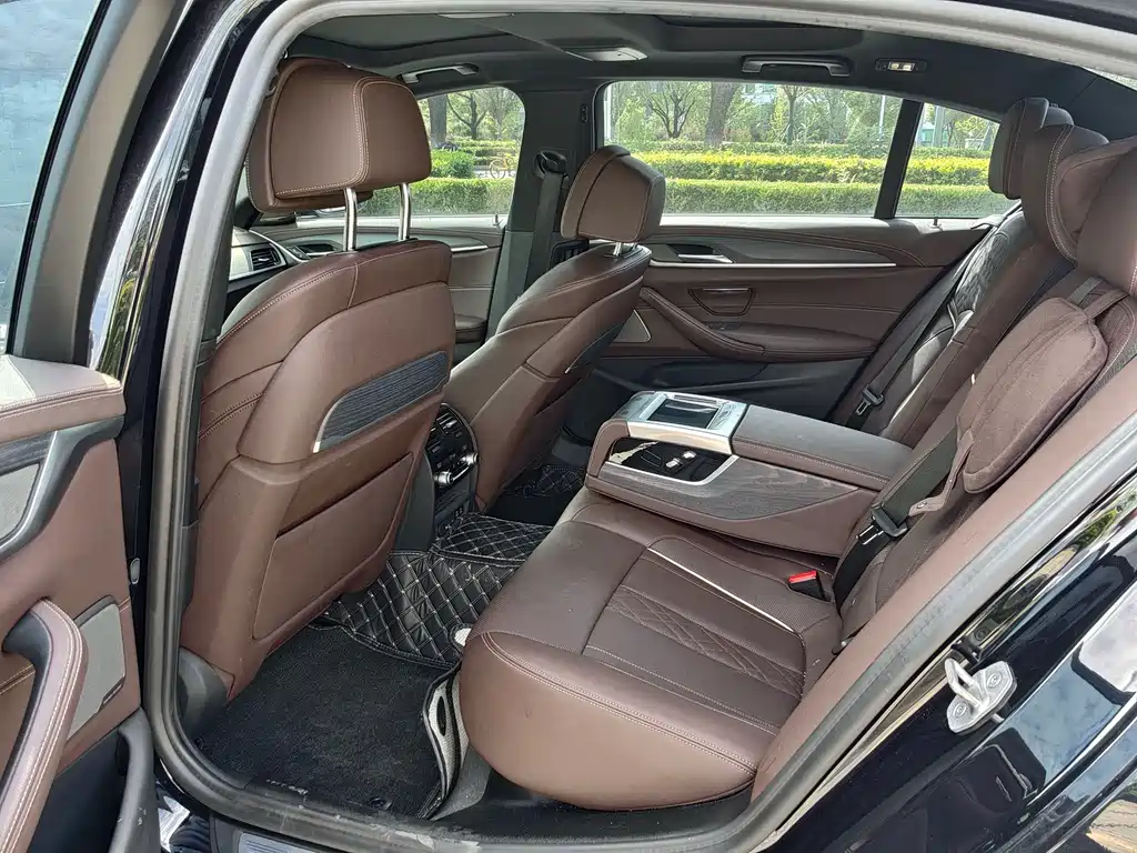 BMW 5 Series — миниатюра 6