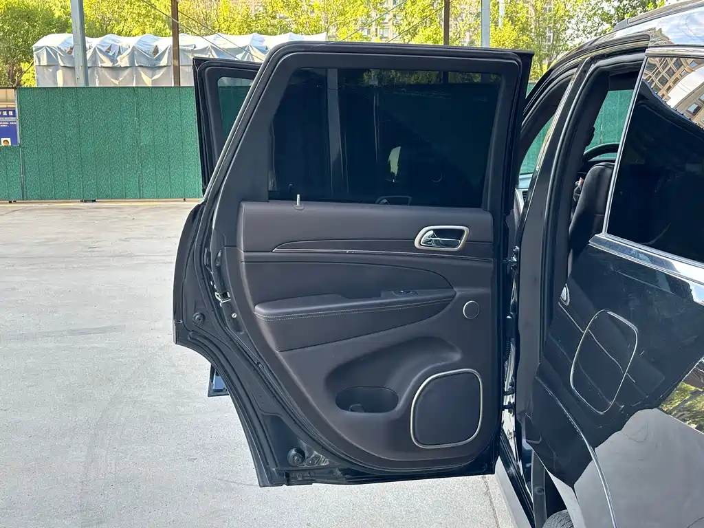 Jeep Grand Cherokee (Import) — миниатюра 15