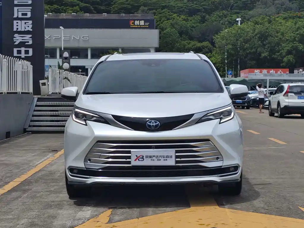Toyota Sienna — миниатюра 2