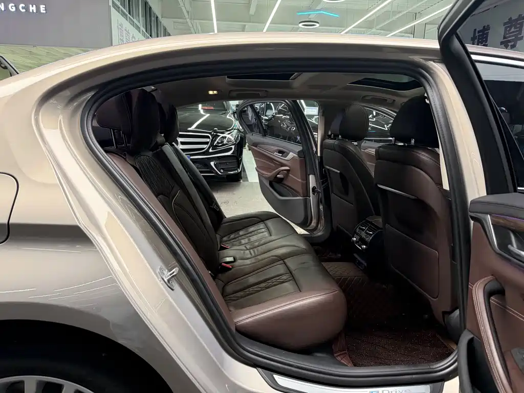 BMW 5 Series New Energy 530Le Luxury Package, фото 16