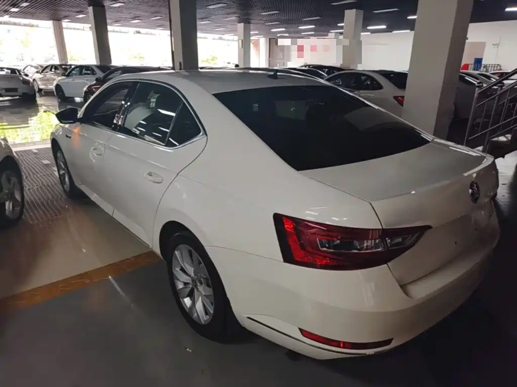 Skoda Superb — миниатюра 5
