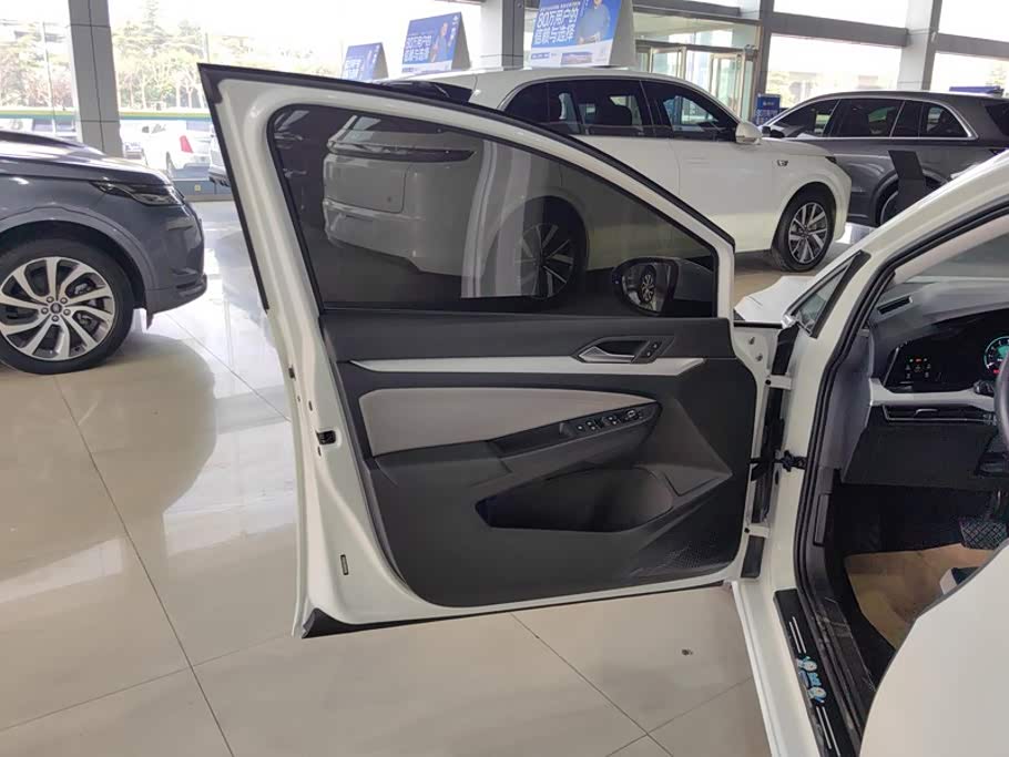 Volkswagen Golf 1.4 л 2022 г. Белый, пробег 48200 км