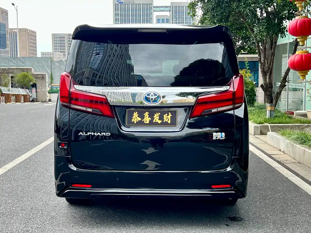 Toyota Alphard — миниатюра 9