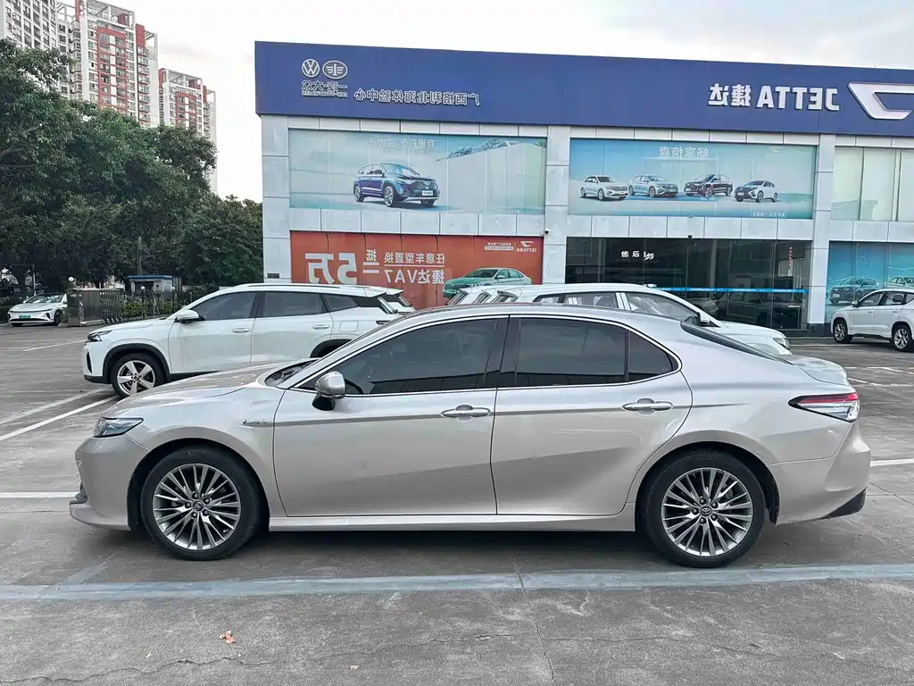 Toyota Camry — миниатюра 3