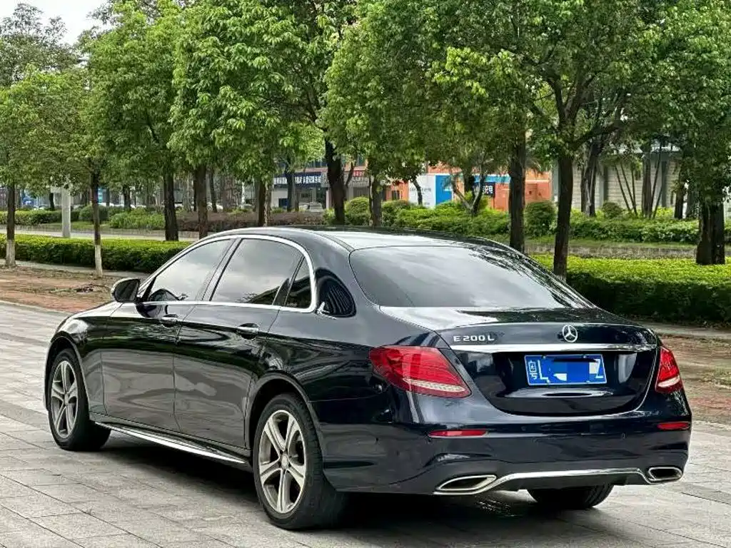 Mercedes-Benz E-Class — миниатюра 9