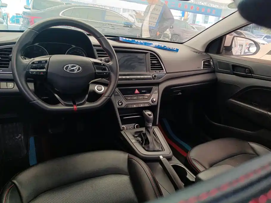 Hyundai Elantra — миниатюра 12
