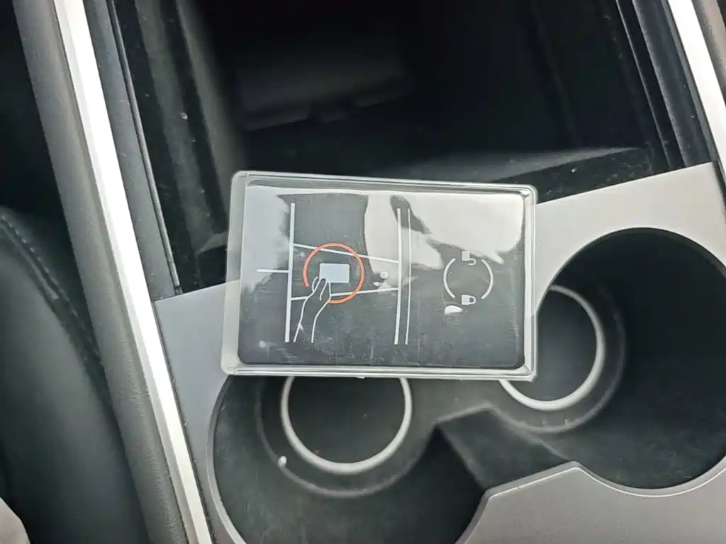 Tesla Model Y — миниатюра 9