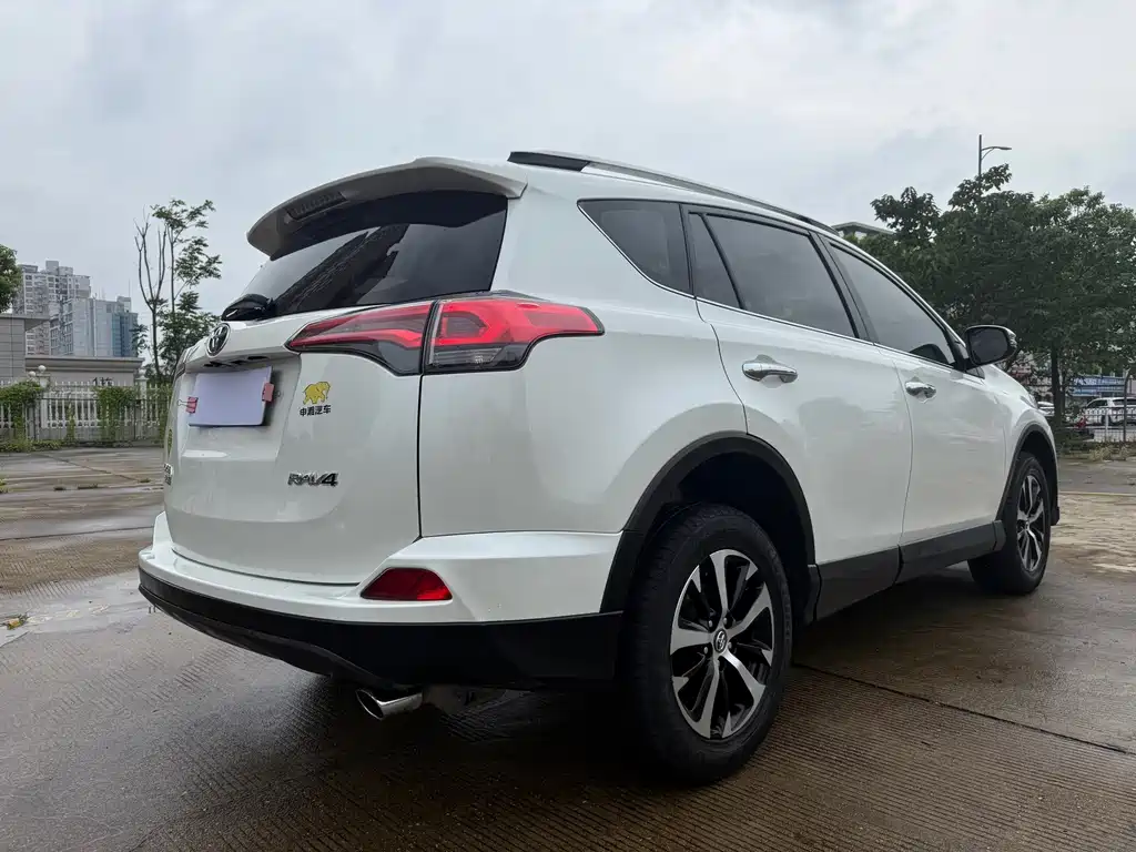 Toyota RAV4 — миниатюра 6