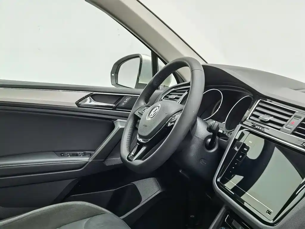 Volkswagen Tiguan L — миниатюра 22