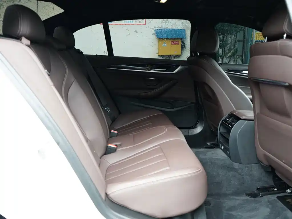 BMW 5 Series — миниатюра 4