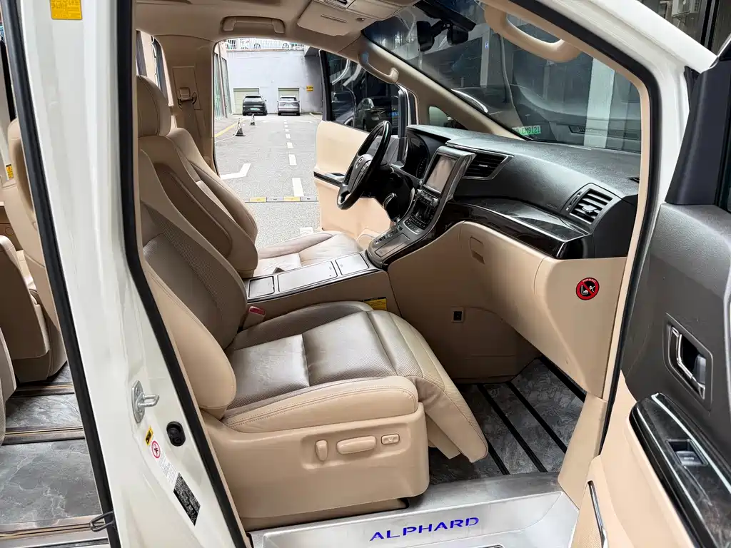 Toyota Alphard — миниатюра 9