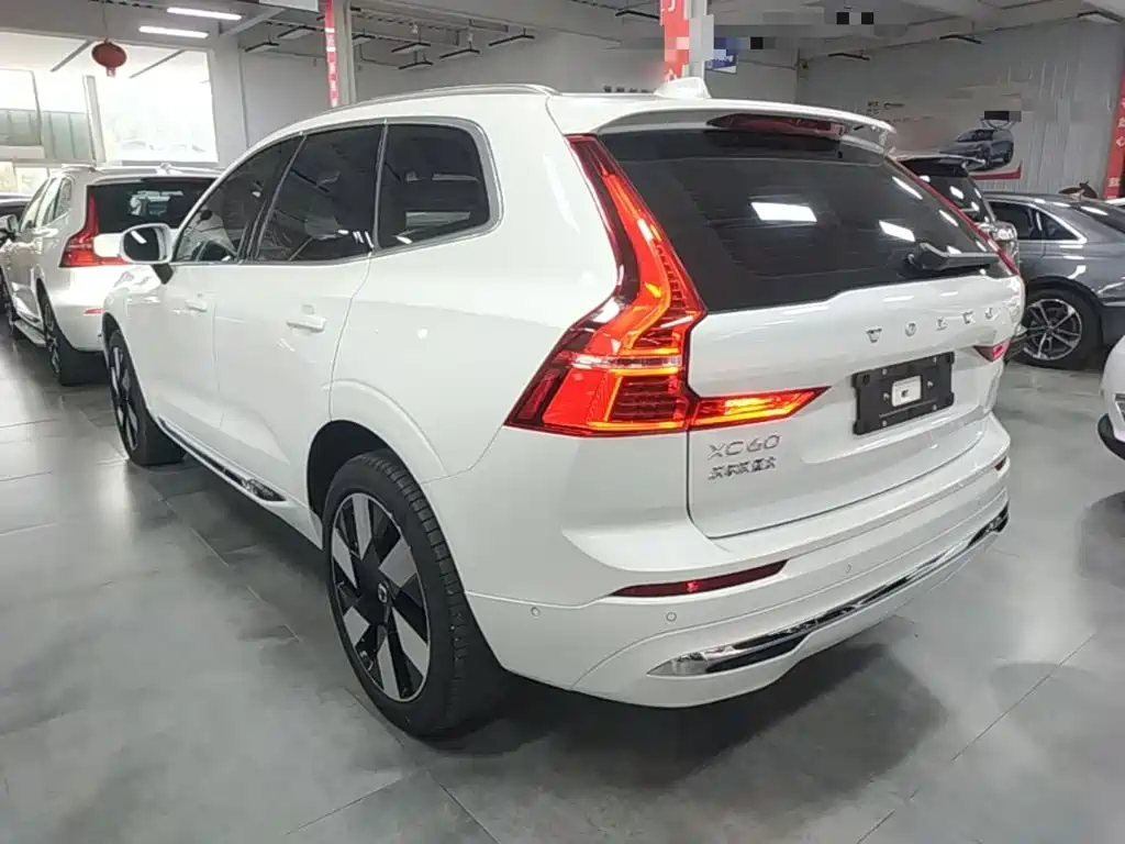 Volvo XC60 PHEV — миниатюра 5