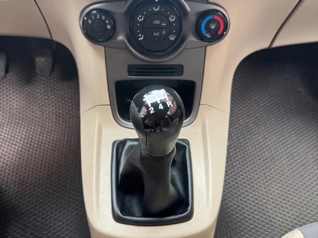 Ford Fiesta 2011 1.5L MT Fashion