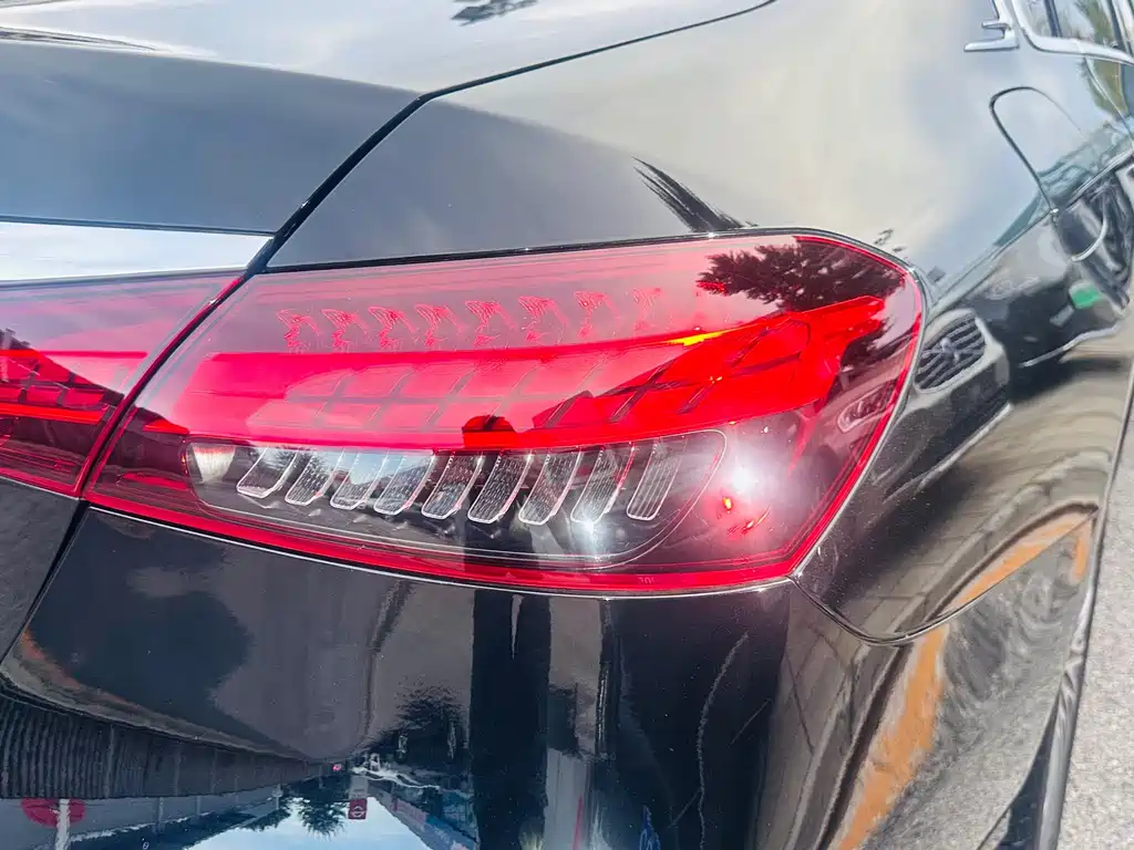 Mercedes-Benz E-Class — миниатюра 17
