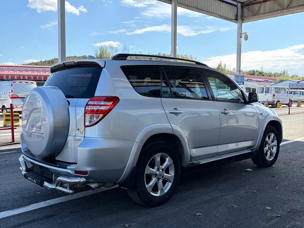 Toyota RAV4 — миниатюра 7