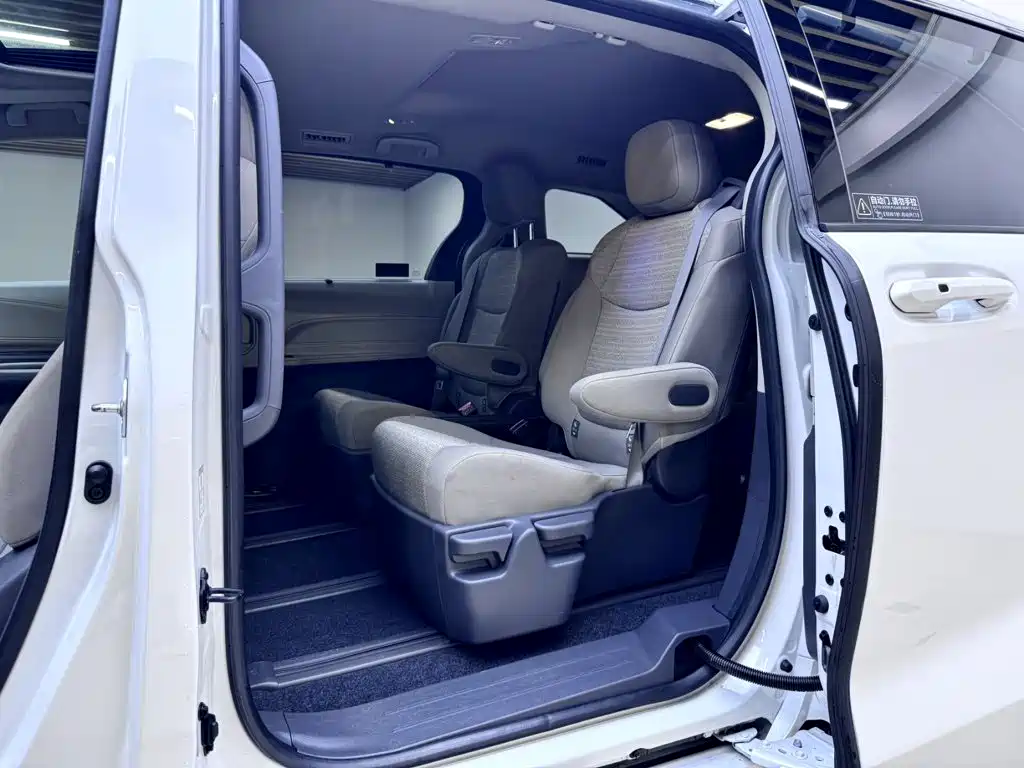 Toyota Sienna — миниатюра 13