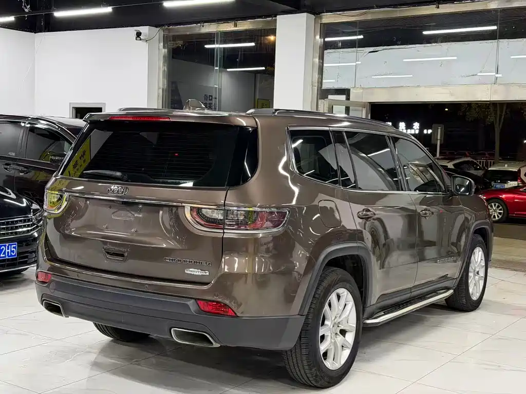Jeep Commander — миниатюра 5