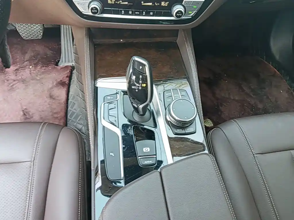 BMW 5 Series — миниатюра 14