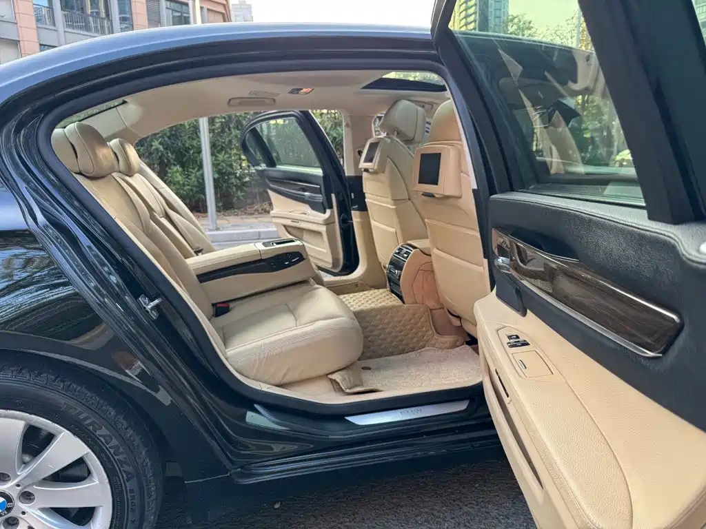 BMW 7 Series — миниатюра 12