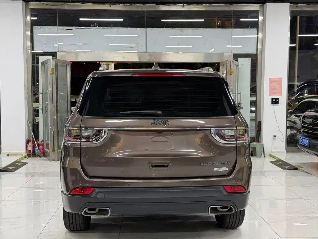 Jeep Commander — миниатюра 4