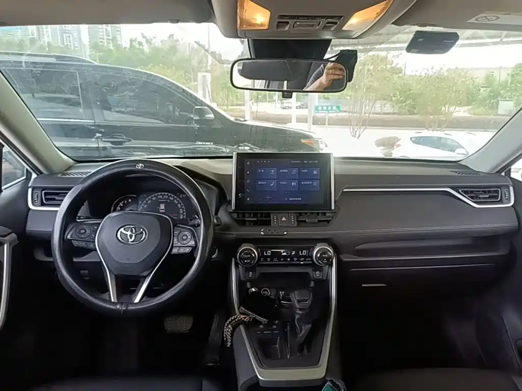 Toyota RAV4 — миниатюра 10