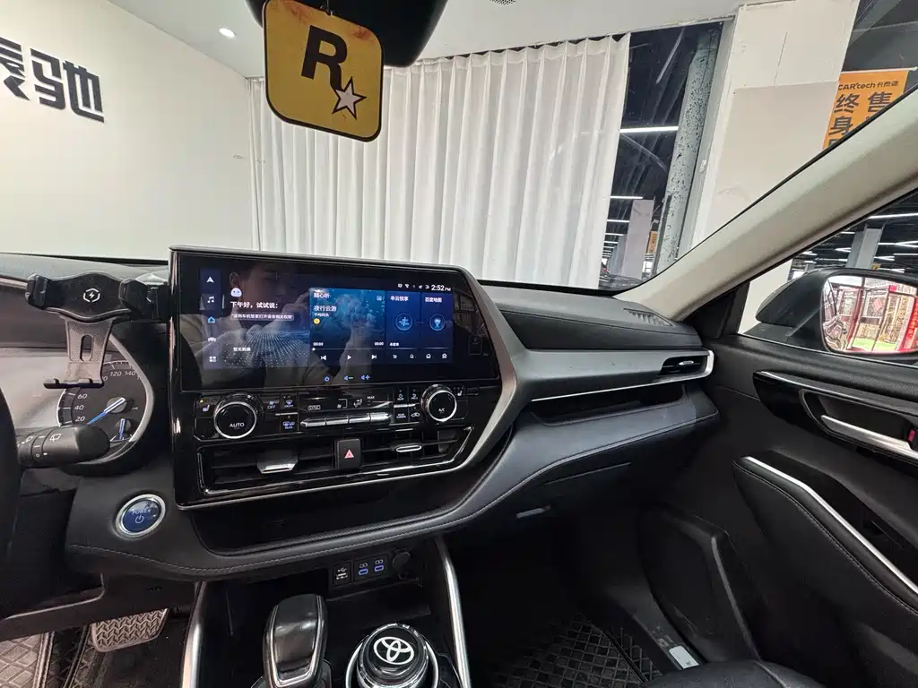Toyota Highlander 2022 2.5L Luxury 7 мест