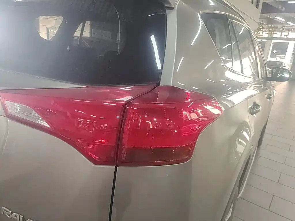 Toyota RAV4 — миниатюра 8