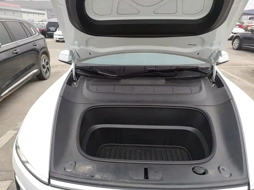 Tesla Model Y — миниатюра 20