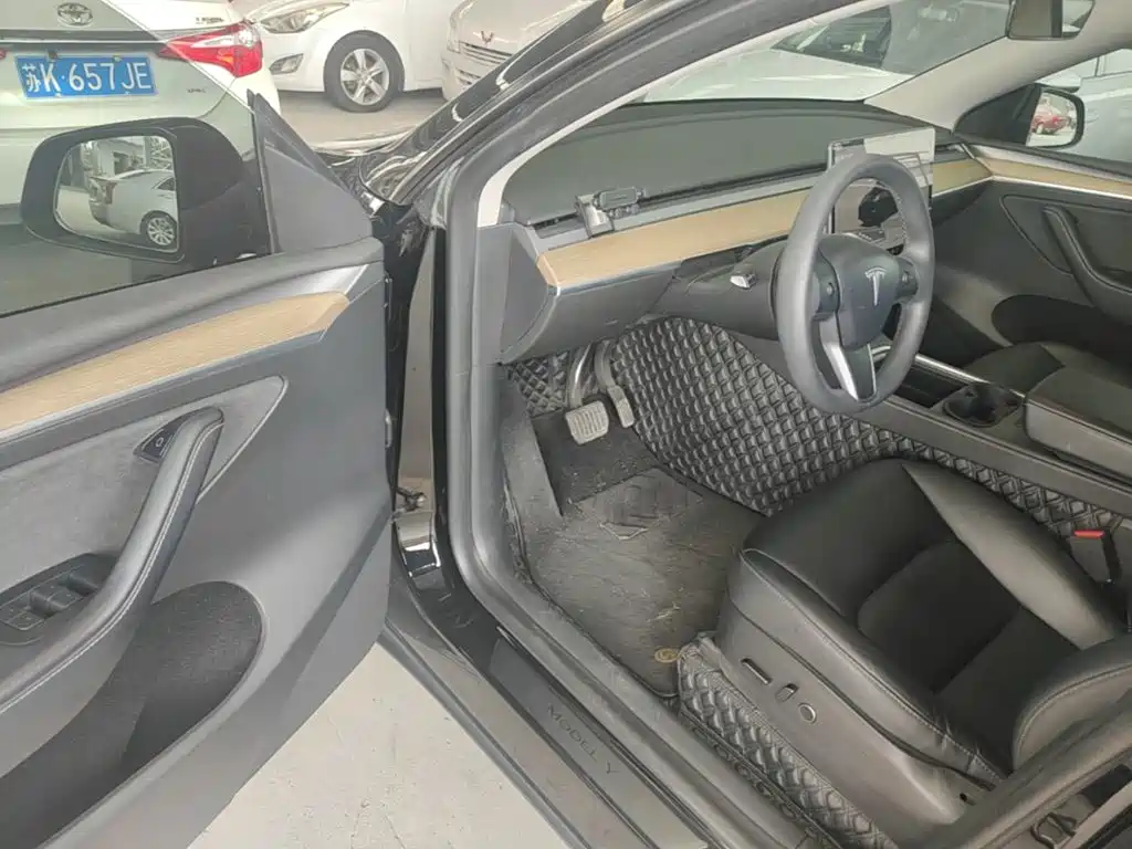 Tesla Model Y — миниатюра 16