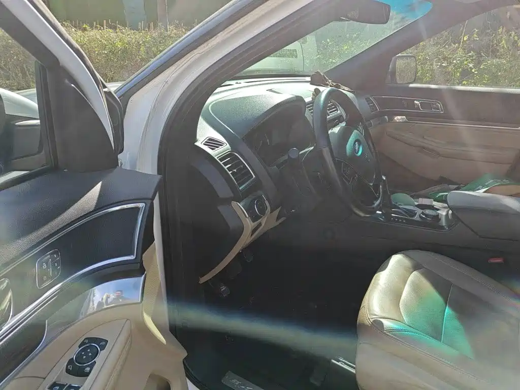Ford Explorer (Import) — миниатюра 12