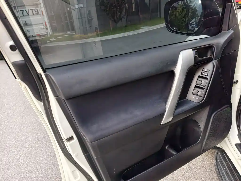 Toyota Land Cruiser Prado 2014 2.7L AT Standard