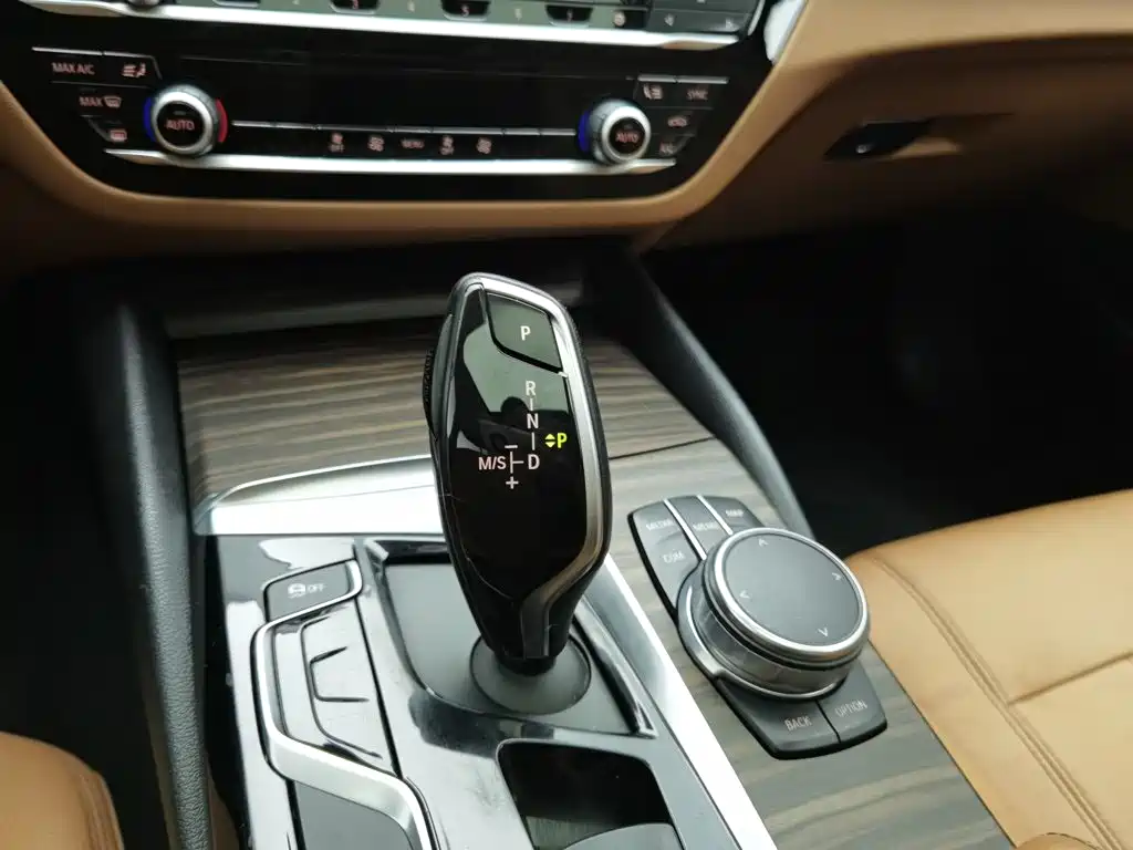 BMW 5 Series — миниатюра 13