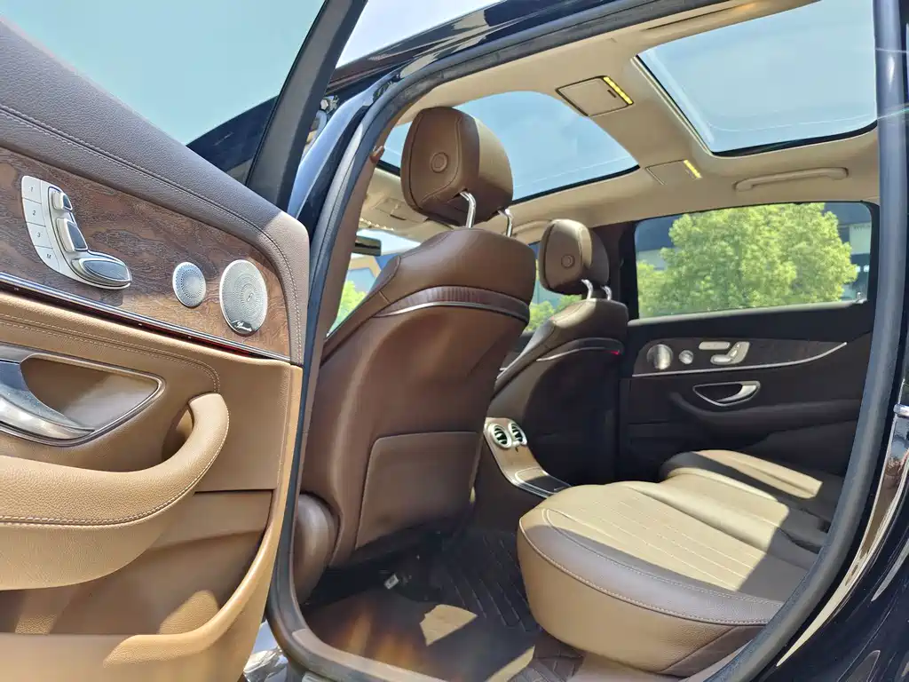 Mercedes-Benz E-Class — миниатюра 9