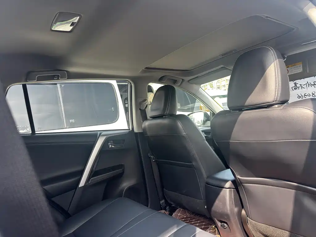 Toyota RAV4 — миниатюра 9
