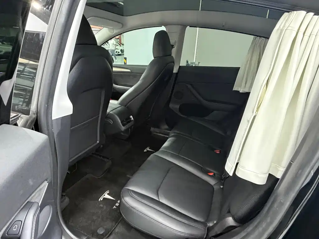 Tesla Model Y — миниатюра 7