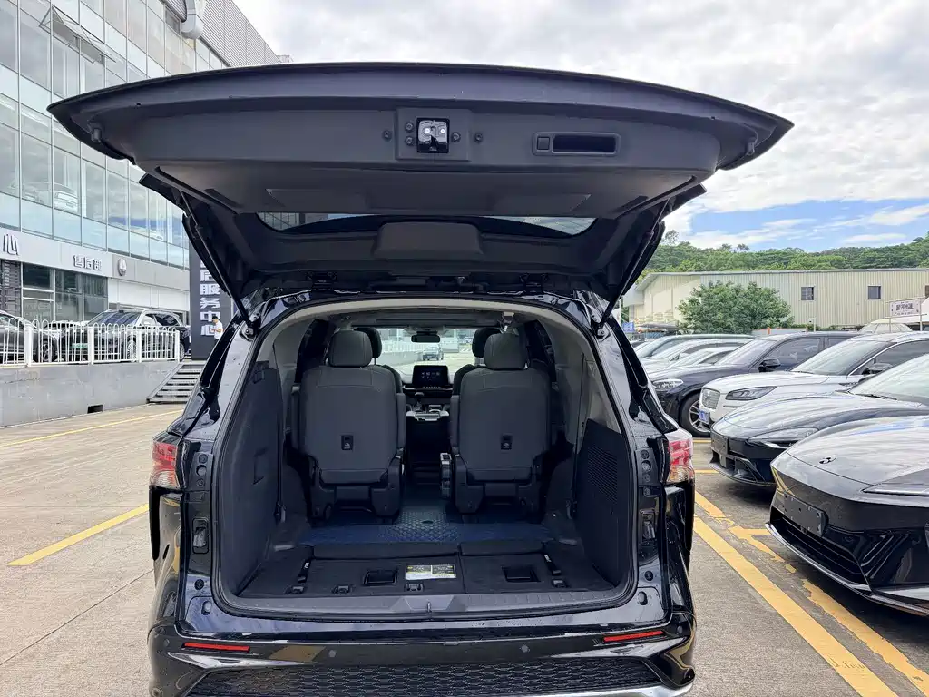 Toyota Granvia — миниатюра 16