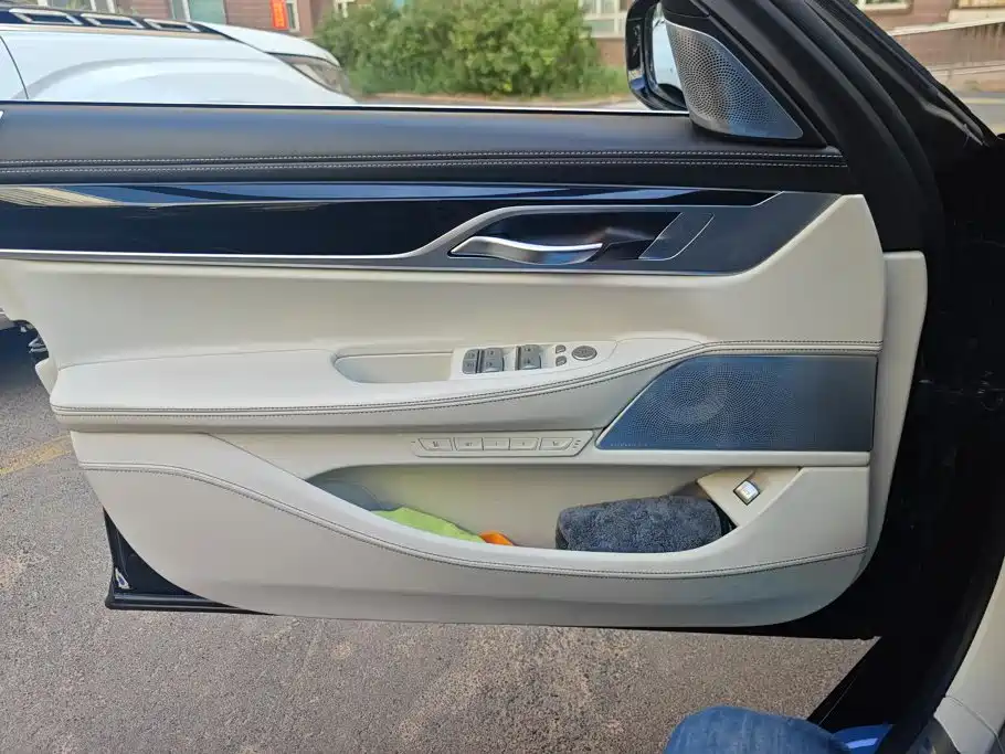 BMW 7 Series — миниатюра 7