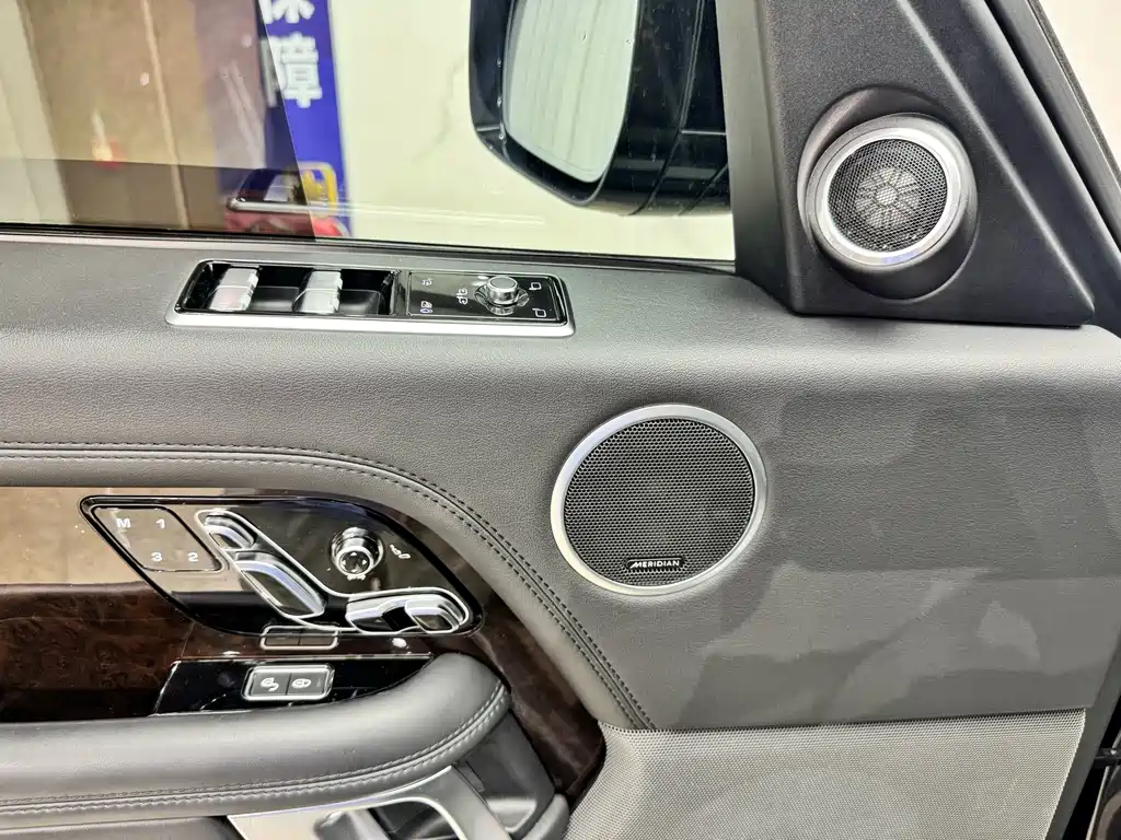 Land Rover Range Rover — миниатюра 17