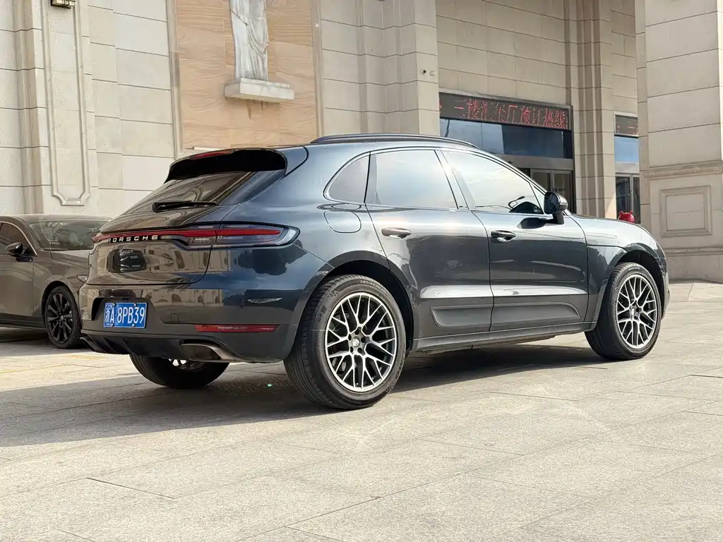 PORSCHE MACAN