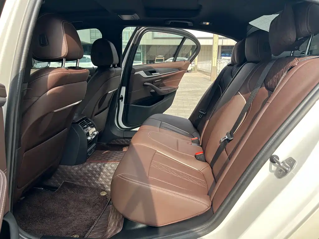 BMW 5 Series — миниатюра 14