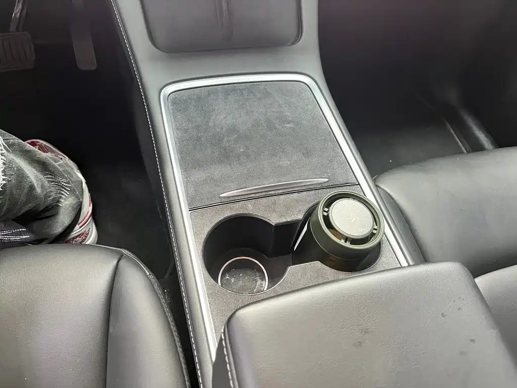 Tesla Model Y — миниатюра 7