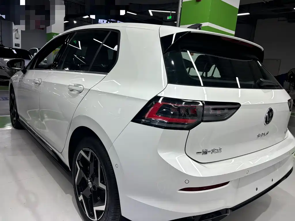 Volkswagen Golf 2025 300TSI R-Line