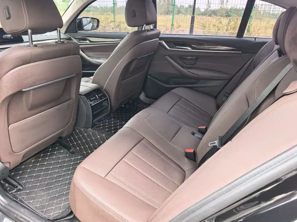 BMW 5 Series — миниатюра 13