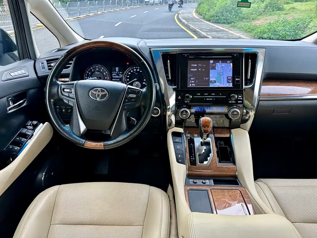 Toyota Alphard 2018 3.5L Luxury