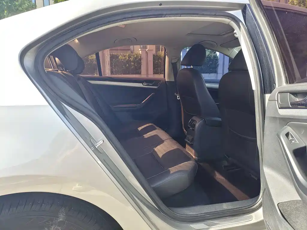 Volkswagen Sagitar 2015 1.6L AT Comfort