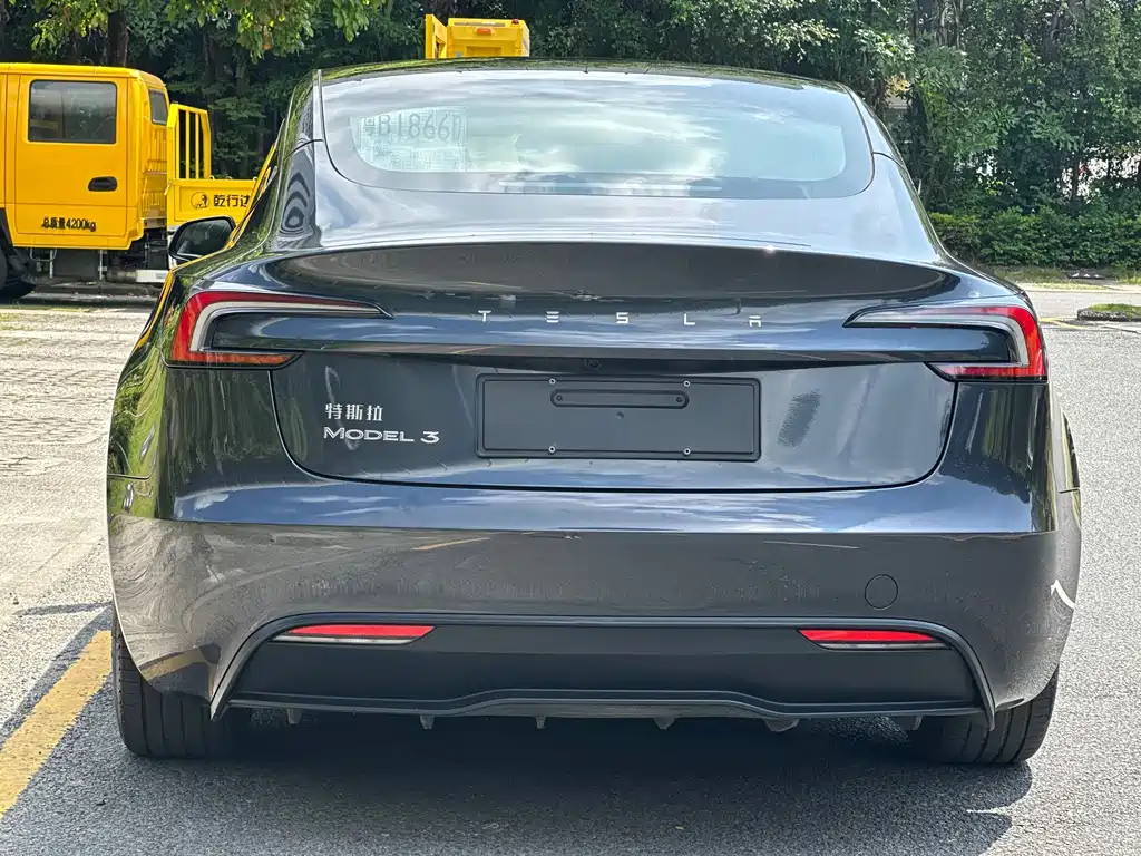 Tesla Model 3 — миниатюра 16