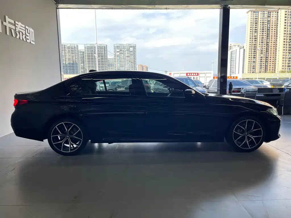 BMW 5 Series — миниатюра 7